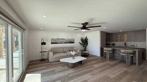 Lejlighed - 1 kingsize-seng med sovesofa (Ocean Breeze 1B) | Opholdsområde