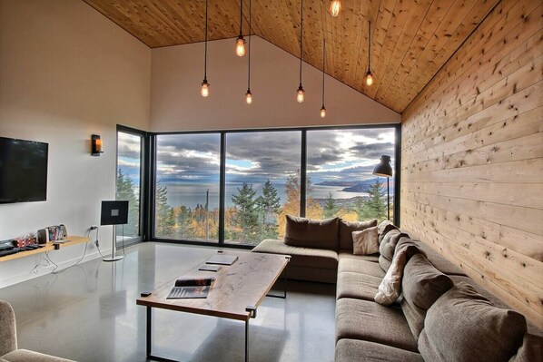 Fernseher, Kamin, Tischfußball, Tischtennisplatte