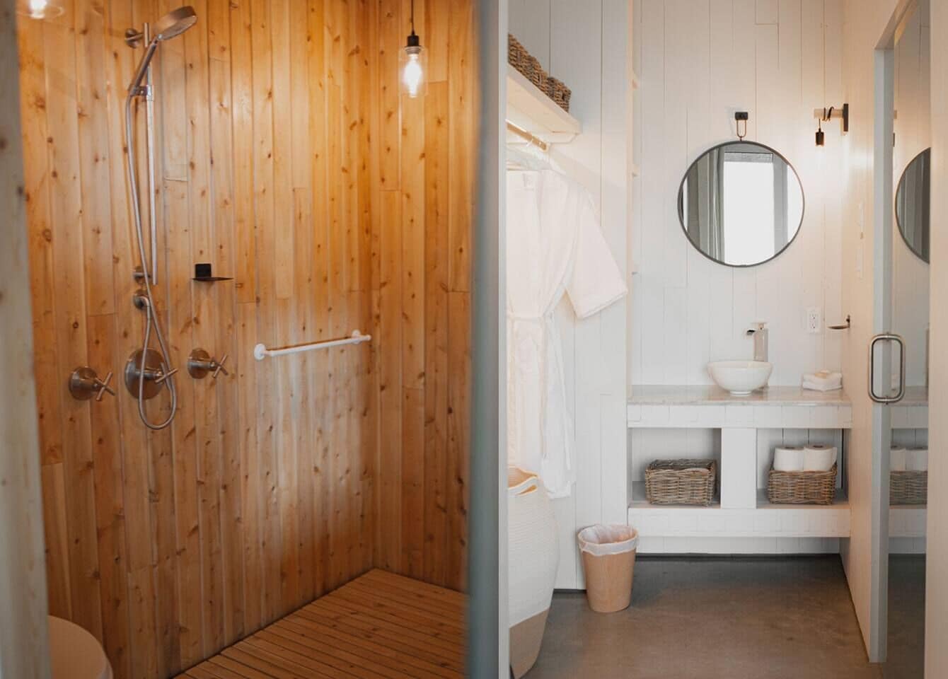 Een houten douchecabine met een glazen deur, een witte badkamer met een ronde spiegel en een wastafel met een witte wasbak.