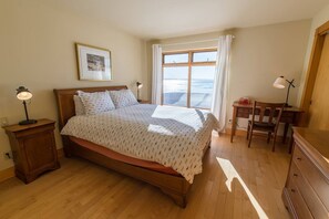7 bedrooms, WiFi, bed sheets