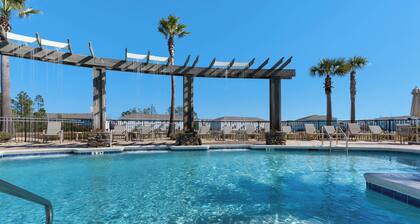 Modern 3-bedroom Townhouse Minutes From the Beach!