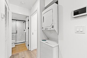 Apartamento, 1 cama de matrimonio grande con sofá cama (Ocean Breeze 2B) | Baño