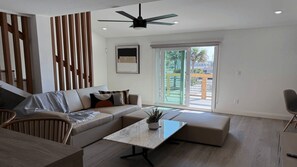 Living area - Ocean Breeze 2C (Panama City Beach)