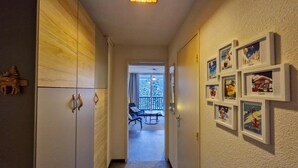A hallway leading to a balcony with a view of a snowy landscape. - 300m from ski lifts, 1st floor, tv, ski locker, 40m², Flaine (Flaine)