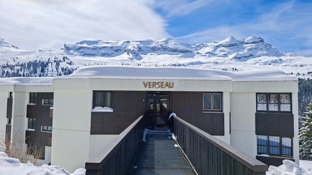 A snow-covered building labeled 'VERSEAU' with a covered walkway leading to it. - 300m from ski lifts, 1st floor, tv, ski locker, 40m², Flaine (Flaine)