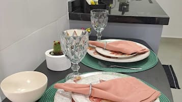 Comfort Studio Suite, City View | Private kitchen
