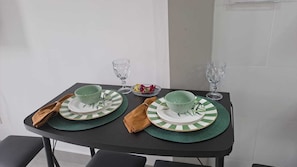 Deluxe Twin Room, City View | Private kitchen | Cleaning supplies - LOFTS INDAIATUBA (Indaiatuba)