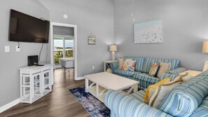 Apartamento, 1 cama de matrimonio con sofá cama, balcón (Sand Castles West A4) | Zona de estar | Televisión de pantalla plana de 42 pulgadas con canales digitales