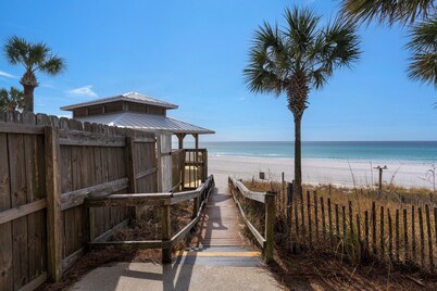 Sand Castles West A4: Steps to Beach, Pools, Private Balcony & More!