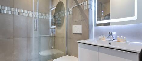 Shower, hair dryer, towels