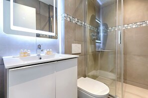 Bruser, hårtørrer, håndklæder