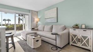 คอนโด, หลายเตียง, ลานระเบียง, เห็นวิวมหาสมุทรบางส่วน (Sand Cliffs 108) | บริเวณนั่งเล่น | ทีวีจอแบน 42 นิ้ว พร  ้อมช่องดิจิตอล