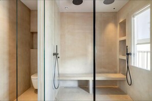 Apartment | Badezimmer | Dusche, Handtücher