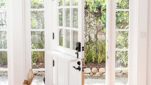 Interior - Buttterfly Beach Dream Cottage (Montecito)