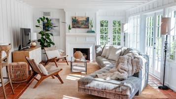 Smart-tv, eldstad och kontor