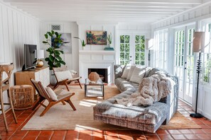 Smart-TV, Kamin, Arbeitsbereiche