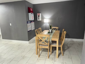 Dining - Private 3BR Family Home Sleeps 7 (Los Angeles)