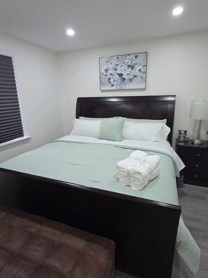 1 bedroom, iron/ironing board, WiFi, bed sheets - Tranquil Haven Private King Room Stay in lovely Burlington by Lake with AC, WiFi (Burlington)