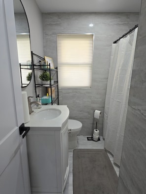 Shower, hair dryer, towels, soap - Tranquil Haven Private King Room Stay in lovely Burlington by Lake with AC, WiFi (Burlington)