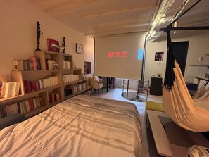 1 dormitori, planxa i posts de planxar, Internet i roba de llit