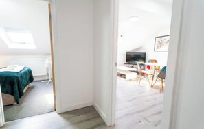 3 bedrooms, internet - Heart of the City:Modern Comfort (Cardiff)