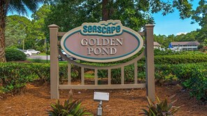 Property grounds - Sleeps 8 w/ Resort Pools, Tennis, Golf & Beach Access + Attraction Tickets! (Miramar Beach)