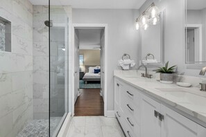 Appart'hôtel, plusieurs lits, bain à remous, vue jardin (Seascape 21C) | Salle de bain
