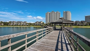 Property grounds - Sleeps 8 w/ Resort Pools, Tennis, Golf & Beach Access + Attraction Tickets! (Miramar Beach)