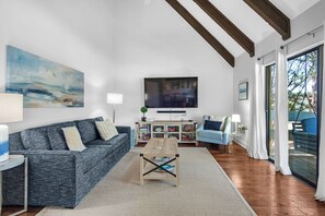 콘도, 침대(여러 개), 온수 욕조, 정원 전망 (Seascape 21C) | 거실 공간 | 디지털 채널 시청이 가능한 65인치 평면 TV