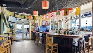 Bar (on property) - Sleeps 8 w/ Resort Pools, Tennis, Golf & Beach Access + Attraction Tickets! (Miramar Beach)