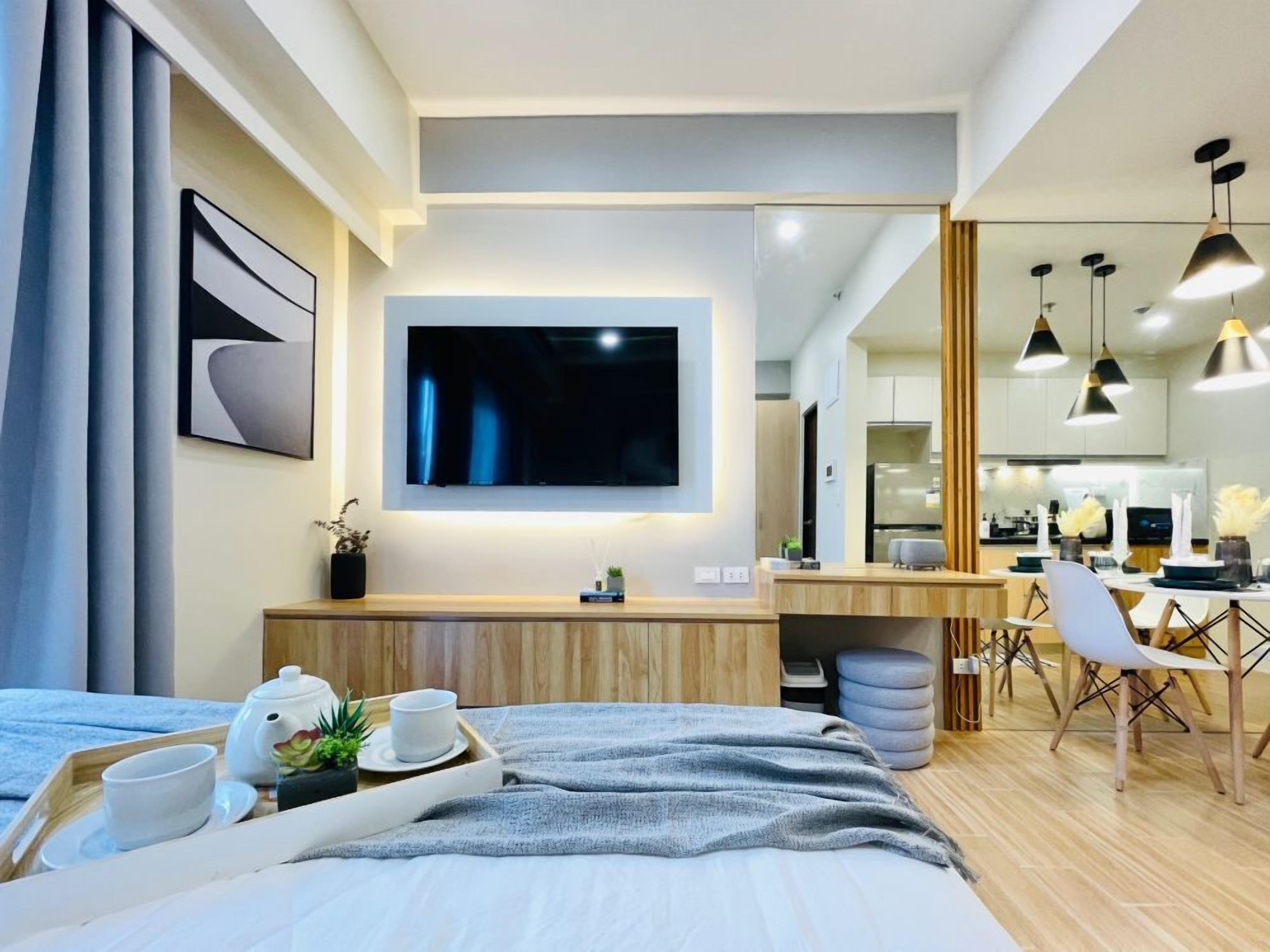 Iron/ironing board, bed sheets, wheelchair access