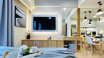 Tabla de planchar con plancha y ropa de cama