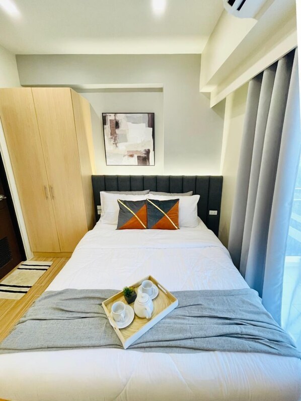 Een strijkplank/strijkijzer, beddengoed, rolstoeltoegang