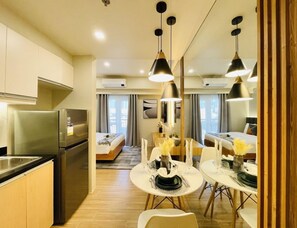 Een strijkplank/strijkijzer, beddengoed, rolstoeltoegang