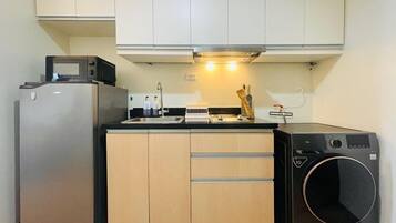 Réfrigérateur, micro-ondes, plaque de cuisson, lave-vaisselle