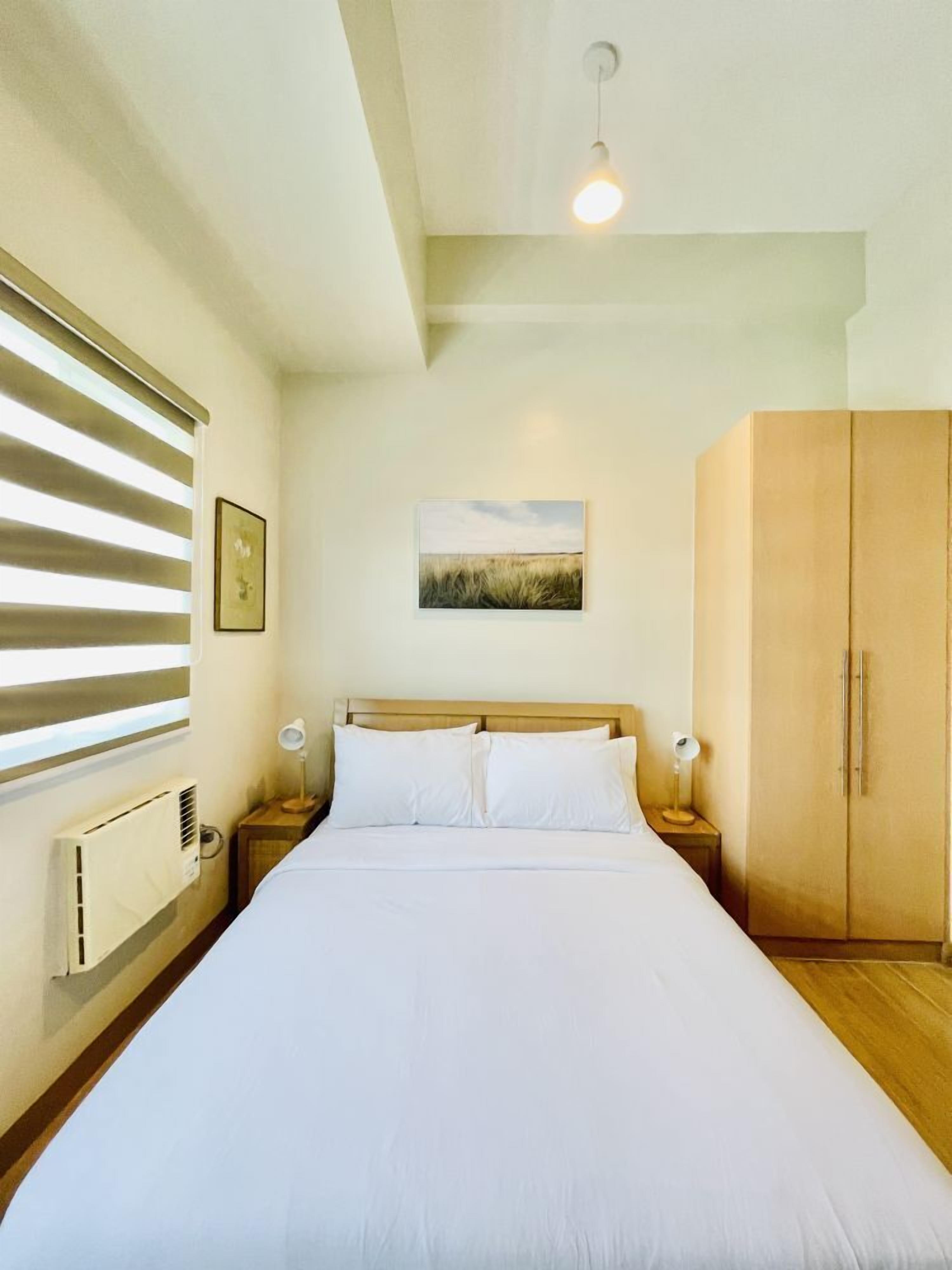 Tabla de planchar con plancha y ropa de cama 