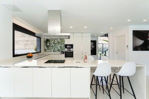 Køleskab, mikrobølgeovn, ovn, kogeplade