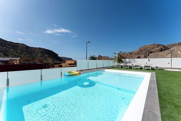 Piscina all'aperto, una piscina riscaldata