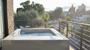 Outdoor spa tub - Vivisierras, Duplex 2, Vill.a Carlos Paz, downtown, lake front, 3 bedrooms, premium (Villa Carlos Paz)