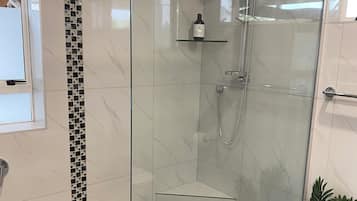 Sèche-cheveux, serviettes fournies, savon, papier toilette