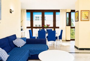 TV - Cubo's Apartment Mayoral Front Line Marbella & Free Parking / beachfront / community pool / free wifi (Marbella)