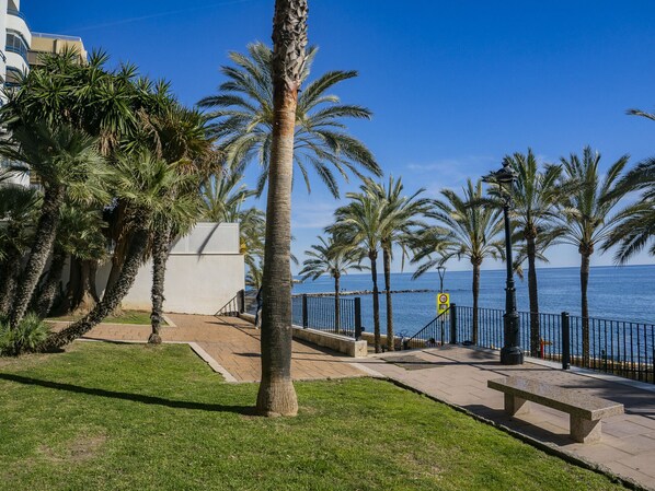 Property grounds - Cubo's Apartment Mayoral Front Line Marbella & Free Parking / beachfront / community pool / free wifi (Marbella)
