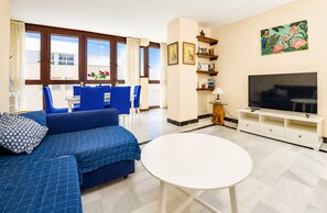 TV - Cubo's Apartment Mayoral Front Line Marbella & Free Parking / beachfront / community pool / free wifi (Marbella)