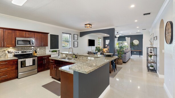 Coffee/tea maker, fridge, microwave, oven - 4bed 2bath, LMC, Airport, The Fort (Fort Lauderdale)