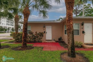 Exterior detail - Charming Private Apartment with Full Kitchen – Perfect Location! (Fort Lauderdale)