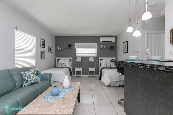 Bureau, fer et planche à repasser, Wi-Fi gratuit, draps fournis