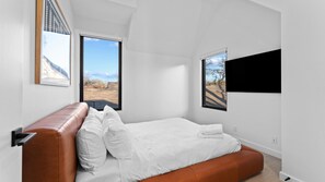6 bedrooms, iron/ironing board, travel cot, free WiFi - New! 6 BR, 4.5B, Pool, Hot Tub, Cold Plunges, Outdoor Sauna, Bar, 9 TVs, Arcade (Austin)