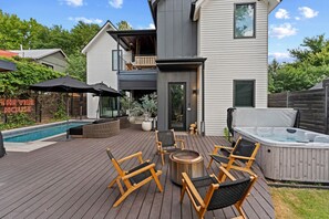 Terrace/patio - New! 6 BR, 4.5B, Pool, Hot Tub, Cold Plunges, Outdoor Sauna, Bar, 9 TVs, Arcade (Austin)