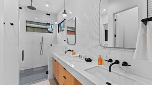 Shower, hair dryer, towels - New! 6 BR, 4.5B, Pool, Hot Tub, Cold Plunges, Outdoor Sauna, Bar, 9 TVs, Arcade (Austin)