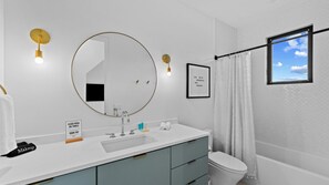 Shower, hair dryer, towels - New! 6 BR, 4.5B, Pool, Hot Tub, Cold Plunges, Outdoor Sauna, Bar, 9 TVs, Arcade (Austin)